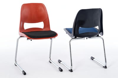 Robuste Schulungsstühle mit C-Freischwinger